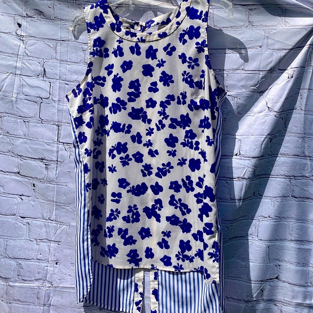Sleeveless top by CAbI, blue and cream, floral front stripe back, sz M